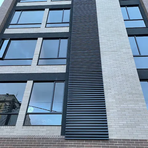 Fachada terminada de 2051 LOFT en contrapicado, sobre la Carrera 20 en Galerías, Bogotá