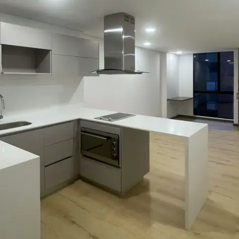 Cocina de un apartaestudio entregado de 2051 LOFT, con mesón, campana y horno instalados