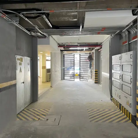 Parqueadero cubierto de 2051 LOFT terminado, con buzones y demarcación de circulación