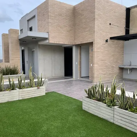 Terraza social de 2051 LOFT terminada, con zona verde y jardineras en concreto