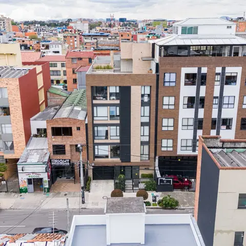 Vista aérea de 2051 LOFT construido, con la terraza social en la cubierta, en Galerías, Bogotá