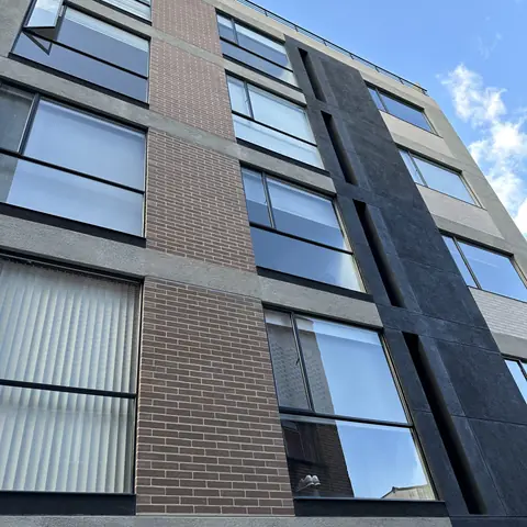 Fachada terminada de 4991 LOFT en contrapicado, sobre la Carrera 49 en La Castellana, Bogotá