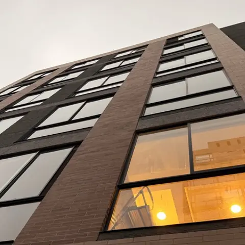 Fachada terminada de 4991 LOFT al atardecer, en el barrio La Castellana, Bogotá