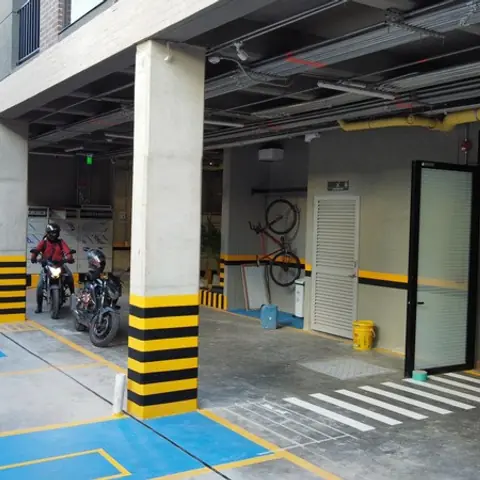 Parqueadero de 4991 LOFT terminado, con demarcación y zona para bicicletas y motos