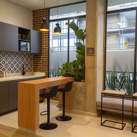 Social Kitchen de 4991 LOFT terminada y dotada, con barra, mesón y enchape decorativo