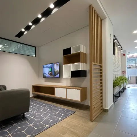 Sala de televisión y corredor de zonas comunes de 5924 LOFT terminados