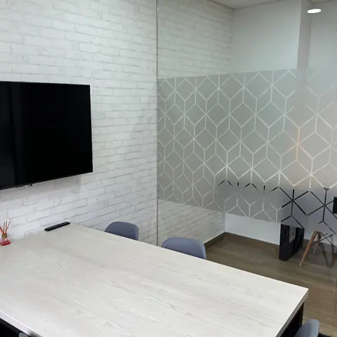 Sala de juntas de 5924 LOFT terminada y dotada, con televisor y mesa de trabajo