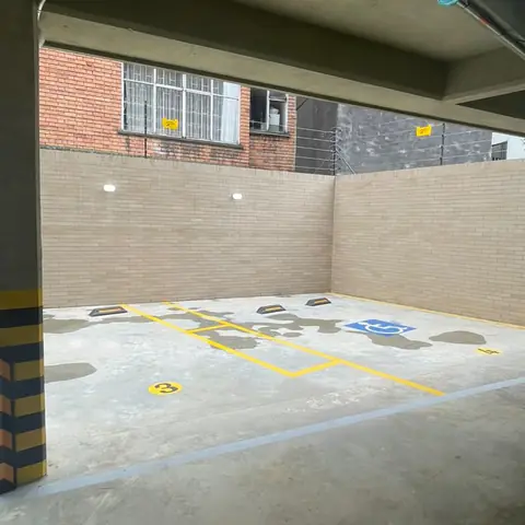Parqueadero de 5924 LOFT terminado, con demarcación y señalización