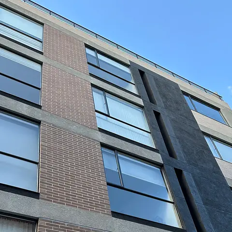 Fachada de 5924 LOFT en contrapicado, con enchape en ladrillo y ventanería terminados