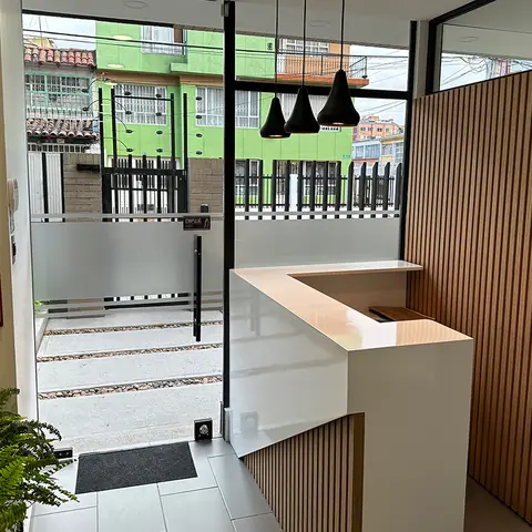 Lobby y recepción de 5924 LOFT terminados, con revestimiento en listones de madera