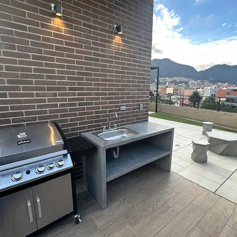 Zona de BBQ en la terraza de 5924 LOFT terminada, con vista al norte de Bogotá