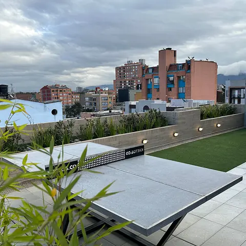 Zona de ping pong en la terraza terminada de 5924 LOFT, con vista al barrio San Luis