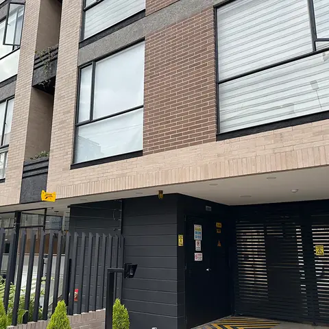 Acceso y portería de 5924 LOFT terminados, sobre la Calle 59