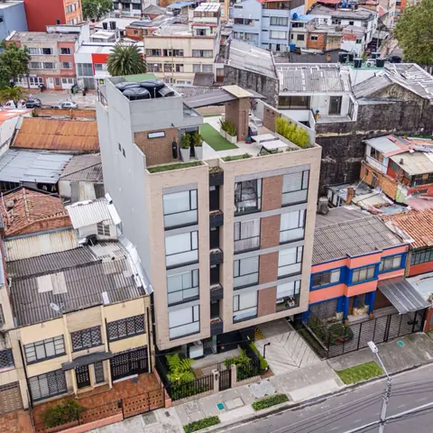 Vista aérea de 5924 LOFT construido, con la terraza social en la cubierta, barrio San Luis, Bogotá