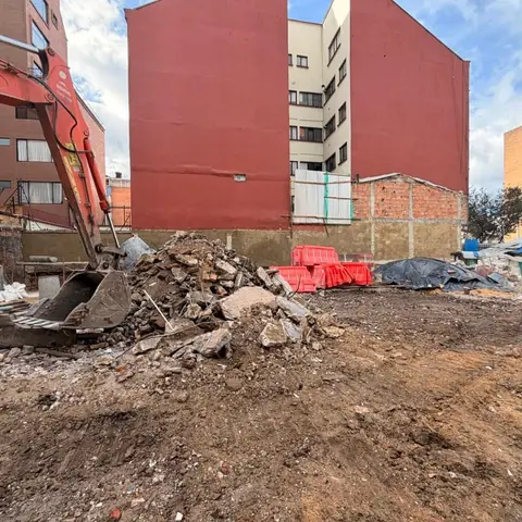 Terreno de 5538 LOFT despejado y nivelado al cierre de julio de 2026.